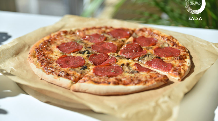 Dlaczego warto zamówić pizzę w zimowy wieczór? Pomysły na długie zimowe wieczory